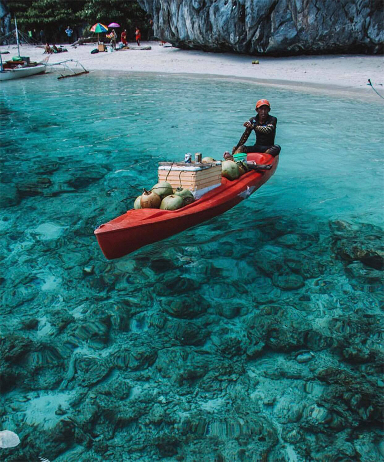 Blue water in El Nido Palawan